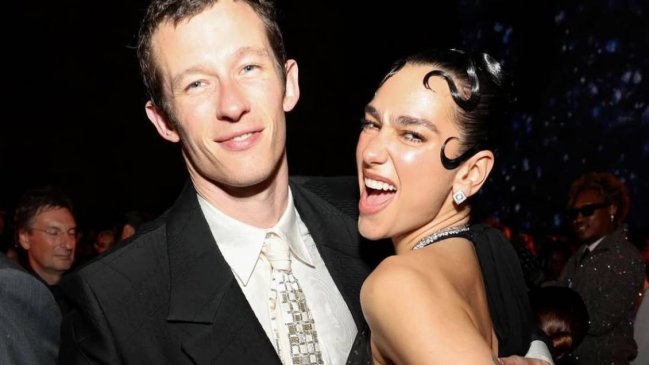 Dua Lipa confirma su compromiso con el actor Callum Turner