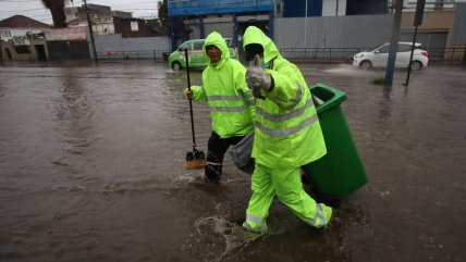   Lluvia genera inundaciones en muchas calles de Santiago 