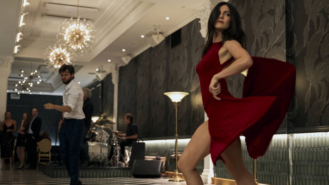 Monica Barbaro y Guy Burnet protagonizan un deslumbrante baile en la temporada 2 de "Fubar Monica Barbaro y Guy Burnet protagonizan un deslumbrante baile en la temporada 2 de "Fubar