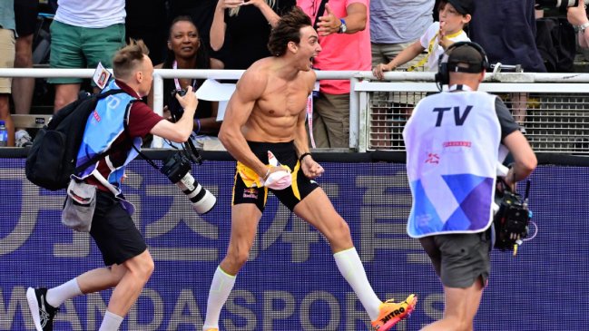 Duplantis no tiene límites: Fijó nuevo récord del mundo en el salto con garrocha
