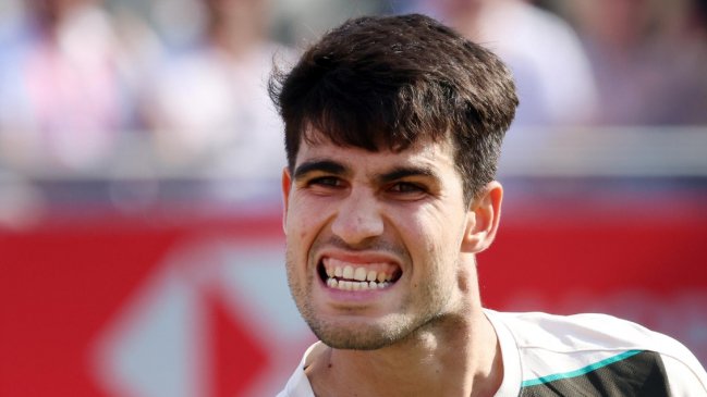 Alcaraz debutó con victoria sobre el césped de Queen's