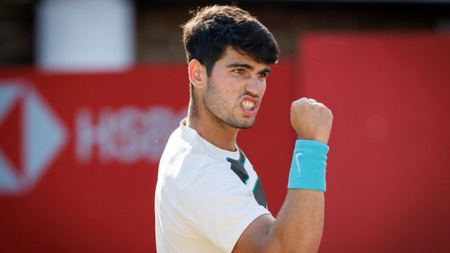 Carlos Alcaraz dio una muestra de solidez y se metió en semifinales en Queen's