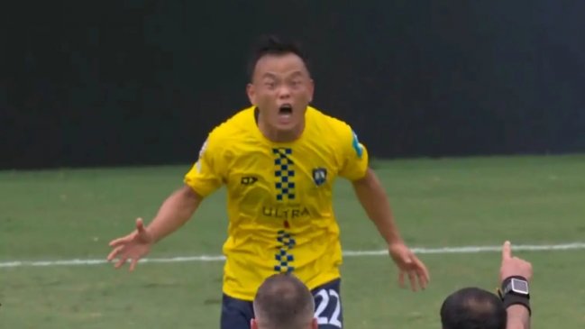 [VIDEO] Jugador de Auckland vivió minuto de furia con el médico de su equipo