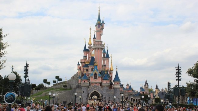 Escándalo en Disneyland París: Una niña de nueve años se estaba casando con un hombre de 22