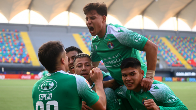 Audax Italiano venció en la agonía a Colo Colo y cerró la primera rueda como líder