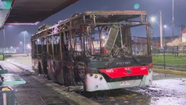 Encapuchados quemaron por completo una micro en Pedro Aguirre Cerda