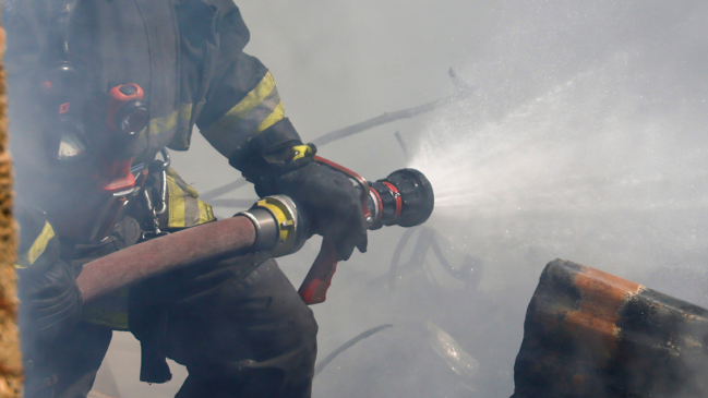 Valparaíso: Incendio en cerro El Litre consumió cuatro casas y dejó a una quinta con daños