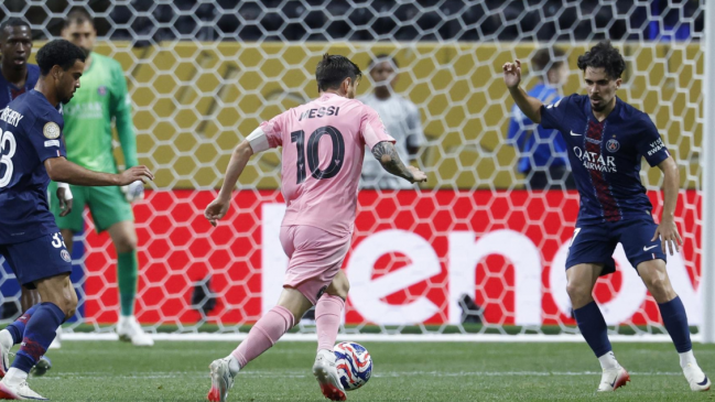 [VIDEO] ¿Le lanzó un golpe? El tenso cruce de Lionel Messi con Vitinha