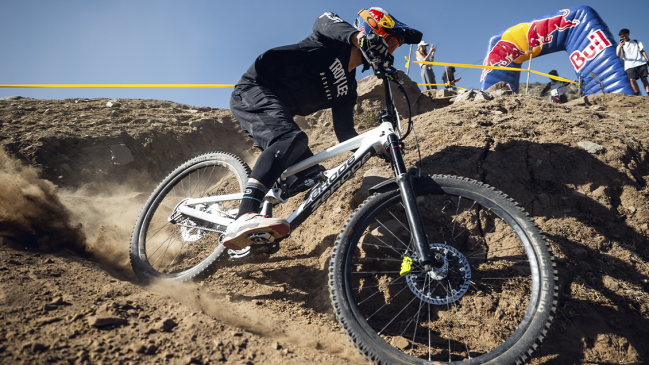 Pedro Burns ingresó al top ten en una nueva ronda del IXS Downhill Cup en Italia