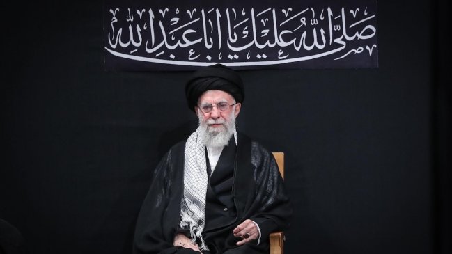 El líder supremo de Irán aparece por primera vez en público desde la guerra con Israel