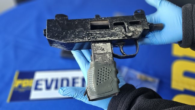 Sujeto intentó vender subametralladora Uzi por redes sociales: Fue detenido