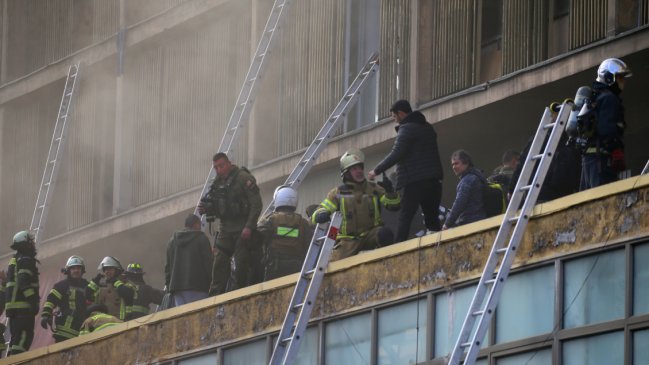 Incendio en centro de Santiago: Amplias evacuaciones y traslado de lesionados