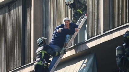   El trabajo en altura de Bomberos para rescatar a afectados por incendio en edificio de Santiago 