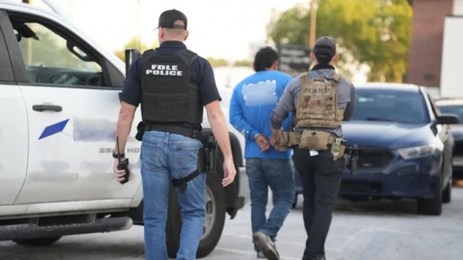 Justicia de California prohibió a Trump arrestar a migrantes por su color de piel, idioma y empleo