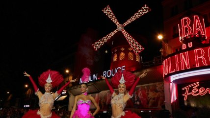   París celebra: Las aspas del Moulin Rouge volvieron a funcionar tras su caída en 2024 