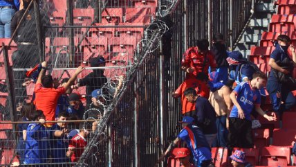  Hinchas de la U traspasaron rejas en el Estadio Nacional 