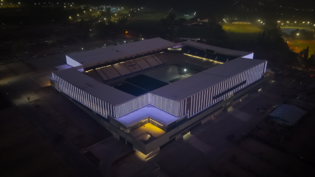 El nuevo Claro Arena de la UC lució sus luces exteriores
