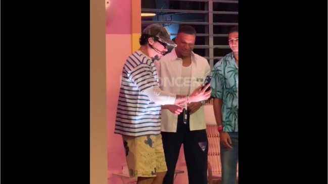 [VIDEOS] Kylian Mbappé gozó del ritmo latino en concierto de Bad Banny