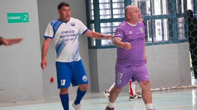 No se olvida del fútbol: Luis Núñez fue captado en la cárcel jugando un baby