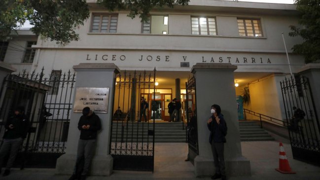 Encapuchados provocaron incidentes en las afueras del Liceo Lastarria