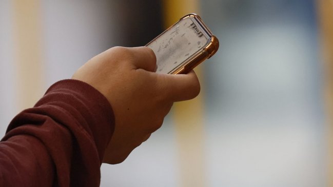 Incluirá inhibidores de señal: Lo Barnechea regulará uso de teléfonos en colegios