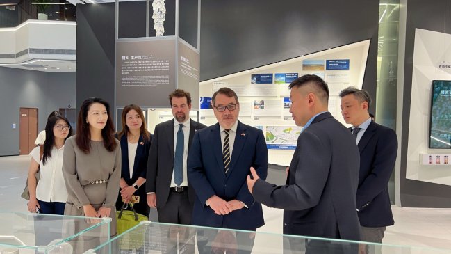 Embajador chileno visitó sede de Tianqi Lithium en China