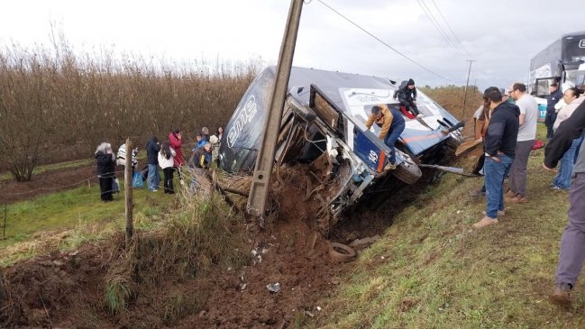 Una persona falleció tras volcamiento de bus en el Ñuble