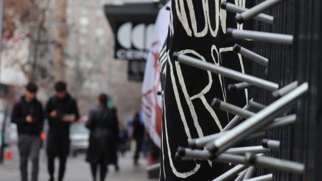 Carabineros desaloja seis colegios en el centro de Santiago tras tomas