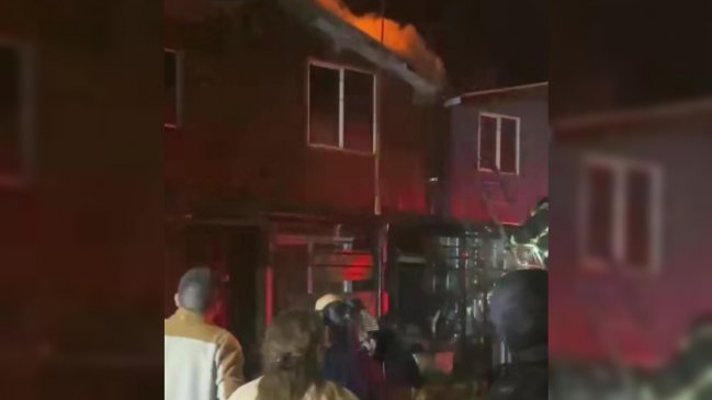 Incendio afecta al menos tres viviendas en Valdivia