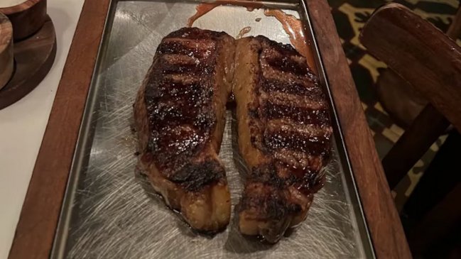 Pareja argentina generó debate al pagar 63 mil pesos por un bife de chorizo