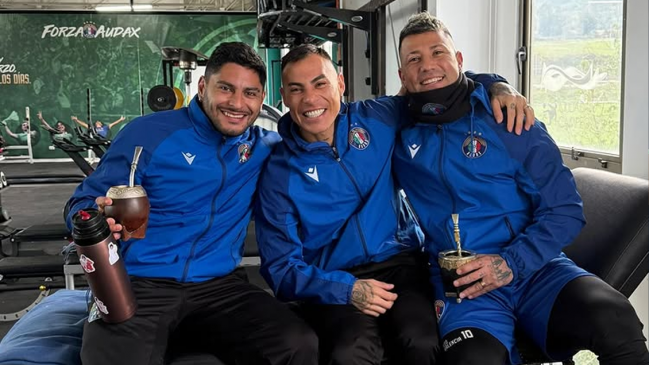 Feliz en Audax Italiano: La postal de Leonardo Valencia junto a Eduardo Vargas