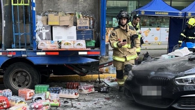 Dos fallecidos tras violenta colisión de un vehículo contra un camión en Providencia
