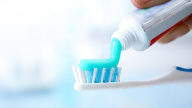 Desde lesiones hasta irritación: Sernac oficia a empresas de pasta dental por efectos adversos