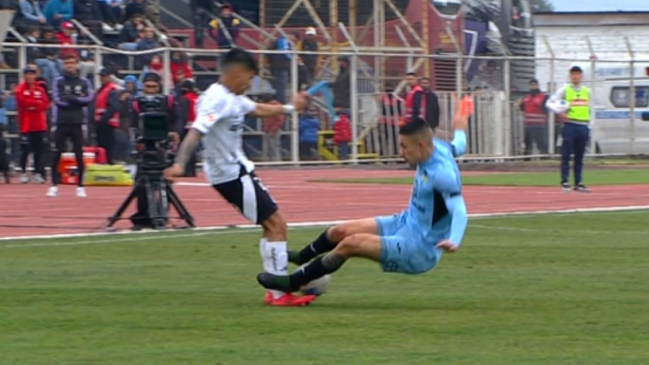 [VIDEO] Robledo entró fuerte y fue expulsado ante Colo Colo tras revisión del VAR