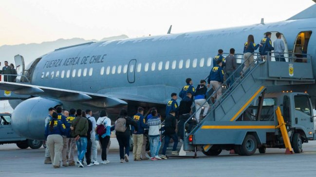 Gobierno concretó vuelo de expulsión con 37 extranjeros de Bolivia, Ecuador y Colombia
