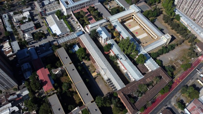 Disturbios y molotovs afuera del INBA: Seis estudiantes identificados por ataques a Carabineros