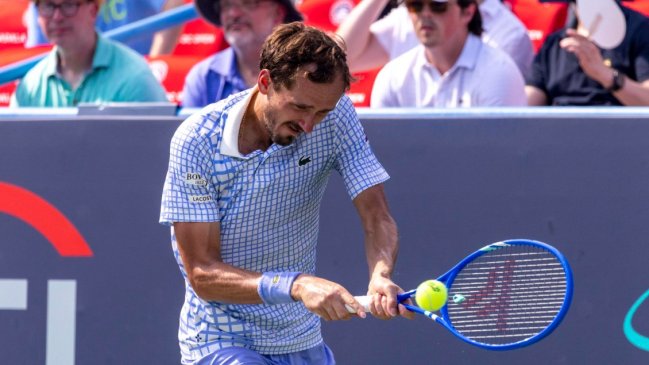 [VIDEO] ¿Mal perdedor? Medvedev dejó sus cosas en la silla tras perder en Toronto