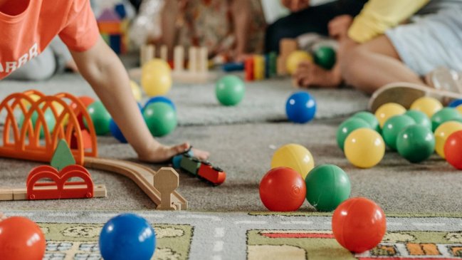 Francia: Auxiliar educativa de guardería es acusada de violar a nueve niños