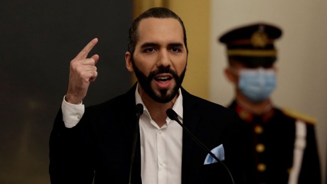 El Salvador se suma a países autoritarios al reformar Constitución, según director de ONG