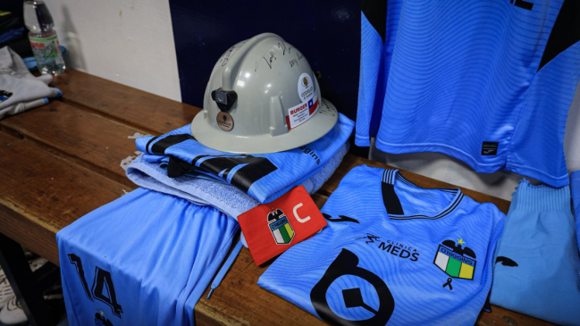 O'Higgins homenajeó a las víctimas de la tragedia en El Teniente antes de jugar con La Calera
