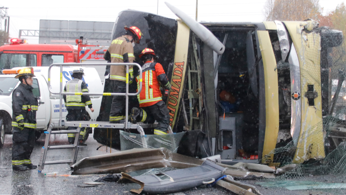 Al menos 15 lesionados por volcamiento de bus en Ruta 5 Sur ...