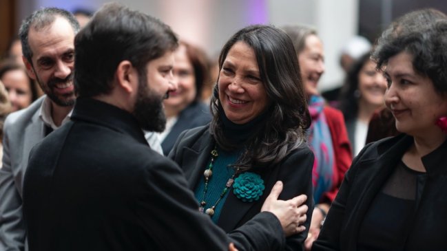 Boric promulgó ley para aumentar presencia de mujeres en directorios de grandes empresas