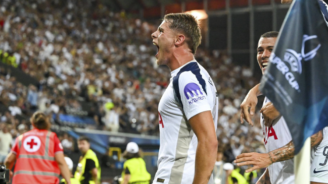 [VIDEO] Micky van de Ven adelantó a Tottenham en la final de la Supercopa ante PSG
