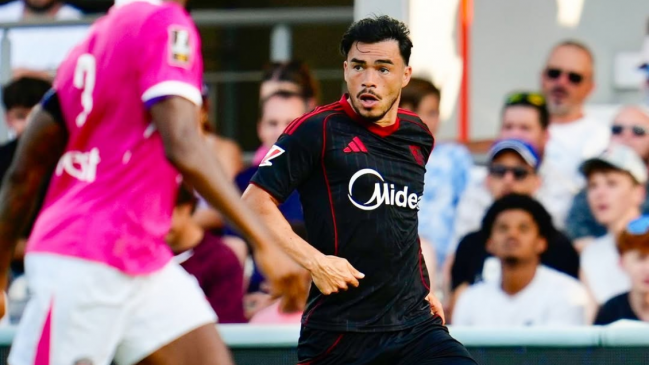 Director de Sevilla desdramatizó demora en inscripción de Suazo para La Liga