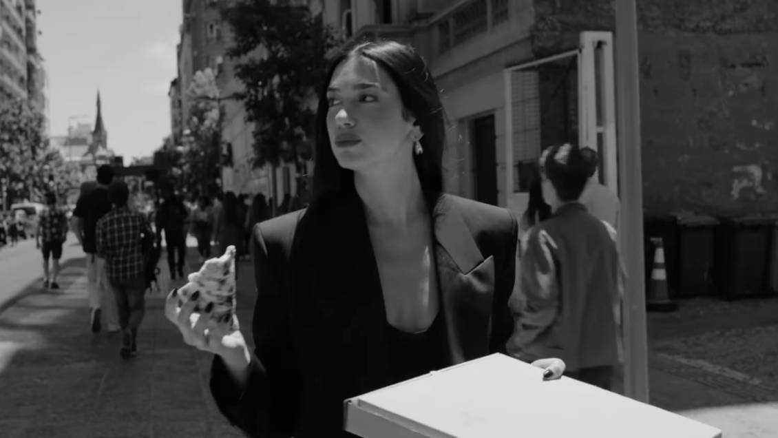 Dua Lipa deslumbra en Chile con nuevo comercial