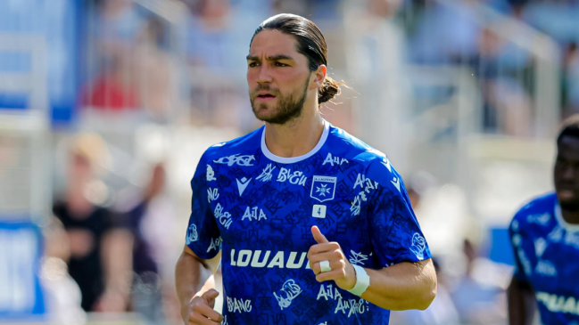 Francisco Sierralta celebró junto a Auxerre en su debut por la Ligue 1