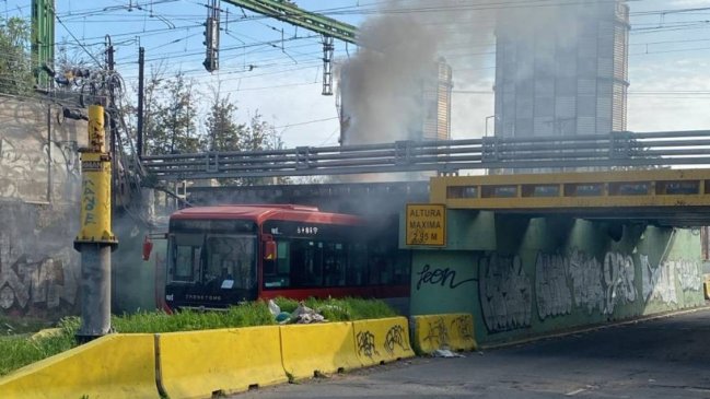 Estación Central: Incendio de micro complica tránsito vehicular y de trenes