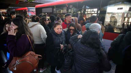   Paralización de trabajadores del sistema RED generó aglomeración de pasajeros sin servicio 