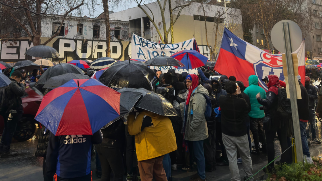 [VIDEO] Hinchas de U. de Chile se manifestaron fuera del consulado argentino en Santiago