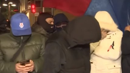   Barristas de la U. de Chile se concentran en la Embajada de Argentina 